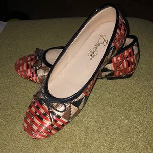 Black/orange/beige/brown flats Beacon